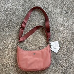 Lululemon city essentials small shoulder bag
